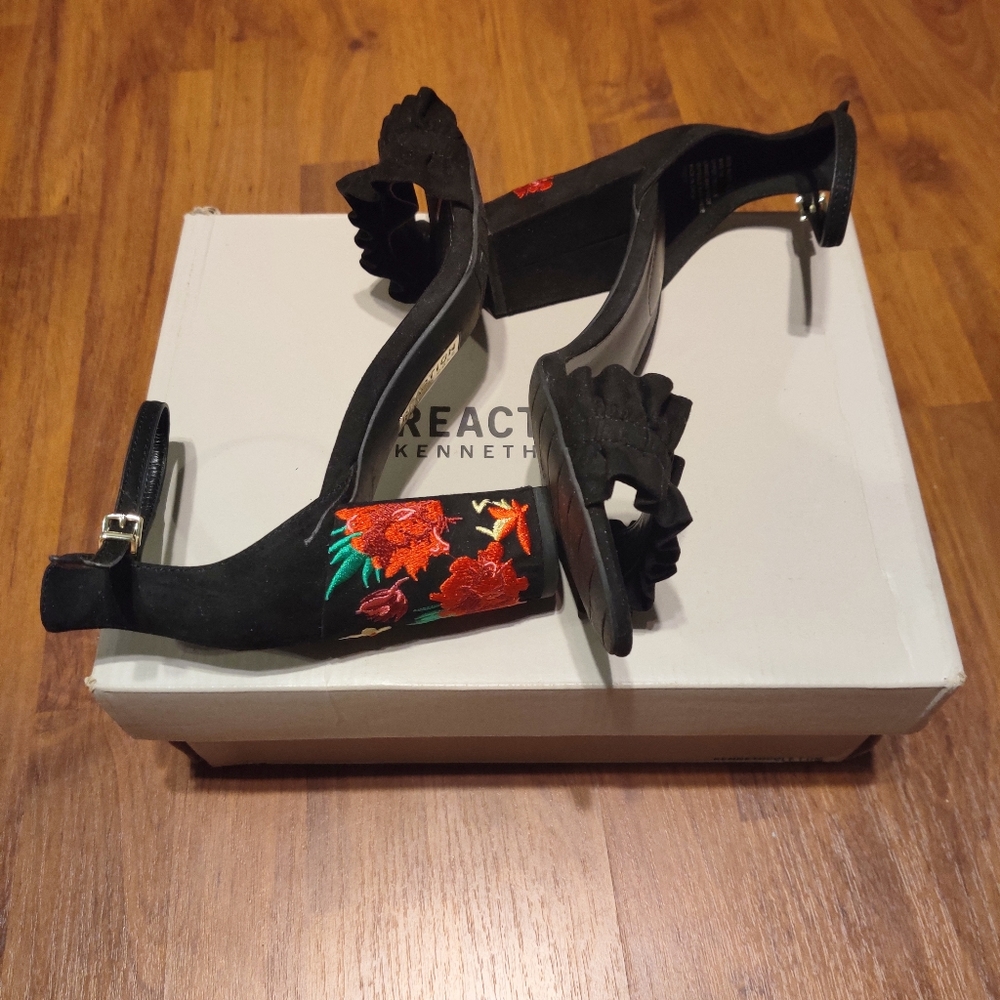 Kenneth Cole Rise Ruffles Shoes - Picture 3 of 8